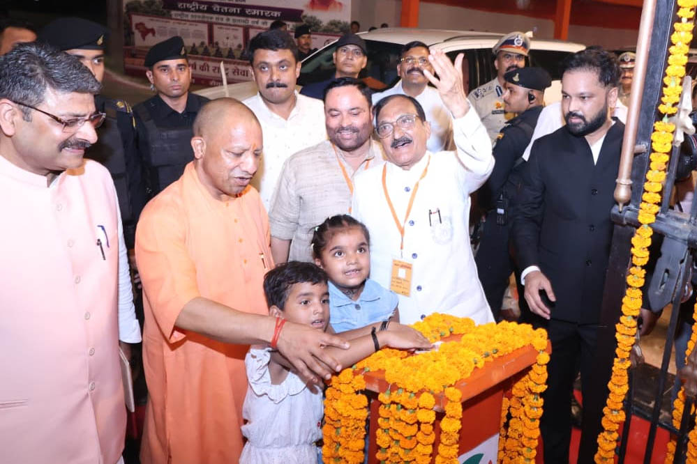 मुरादाबाद में CM योगी का अनोखा अंदाज, दो अनजान बच्चियों के हाथों कराया 'श्री राम वाटिका' का लोकार्प