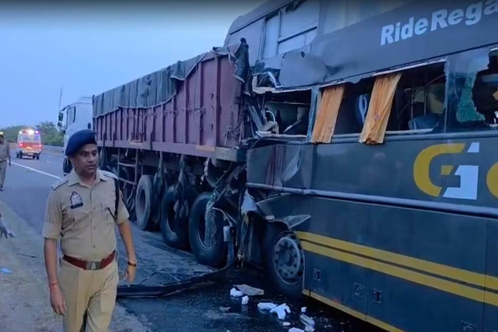 यमुना एक्सप्रेसवे पर दर्दनाक सड़क हादसा, ट्रक में घुसी वोल्वो; 4 की मौत, 19 लोग घायल