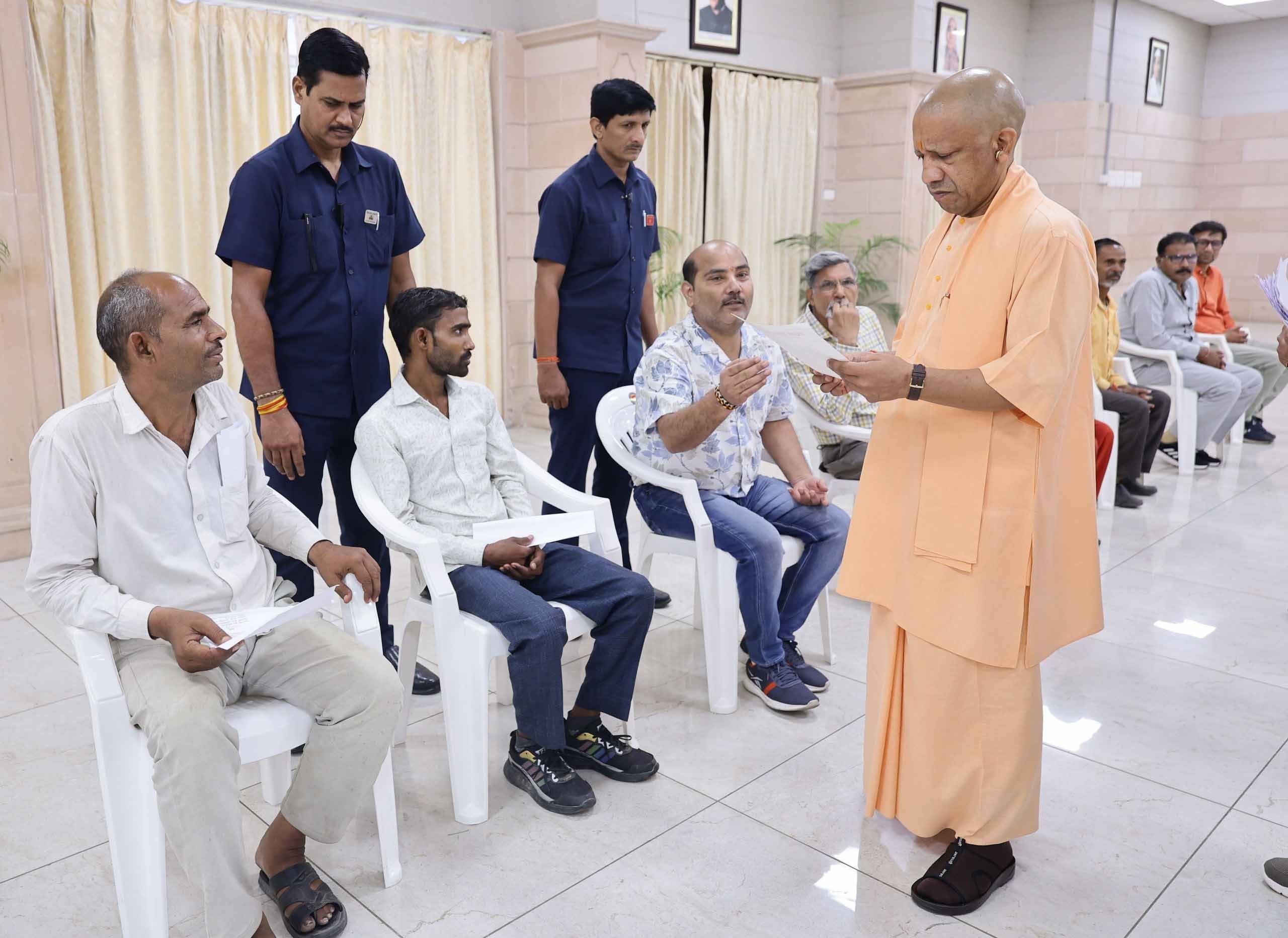 जनता दर्शन में सीएम योगी का सख्त रुख, अफसरों को दिए त्वरित कार्रवाई के निर्देश