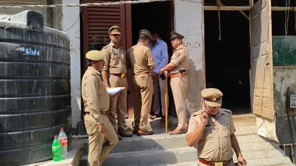 सूर्या हत्याकांड के बाद खोड़ा में बड़ा एक्शन, अवैध मदरसों पर कार्रवाई और अपराधियों की परेड