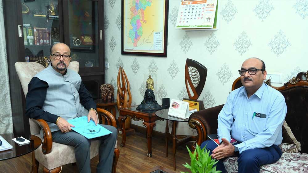राज्यपाल रमेन डेका से मुख्य सचिव ने सौजन्य भेंट की