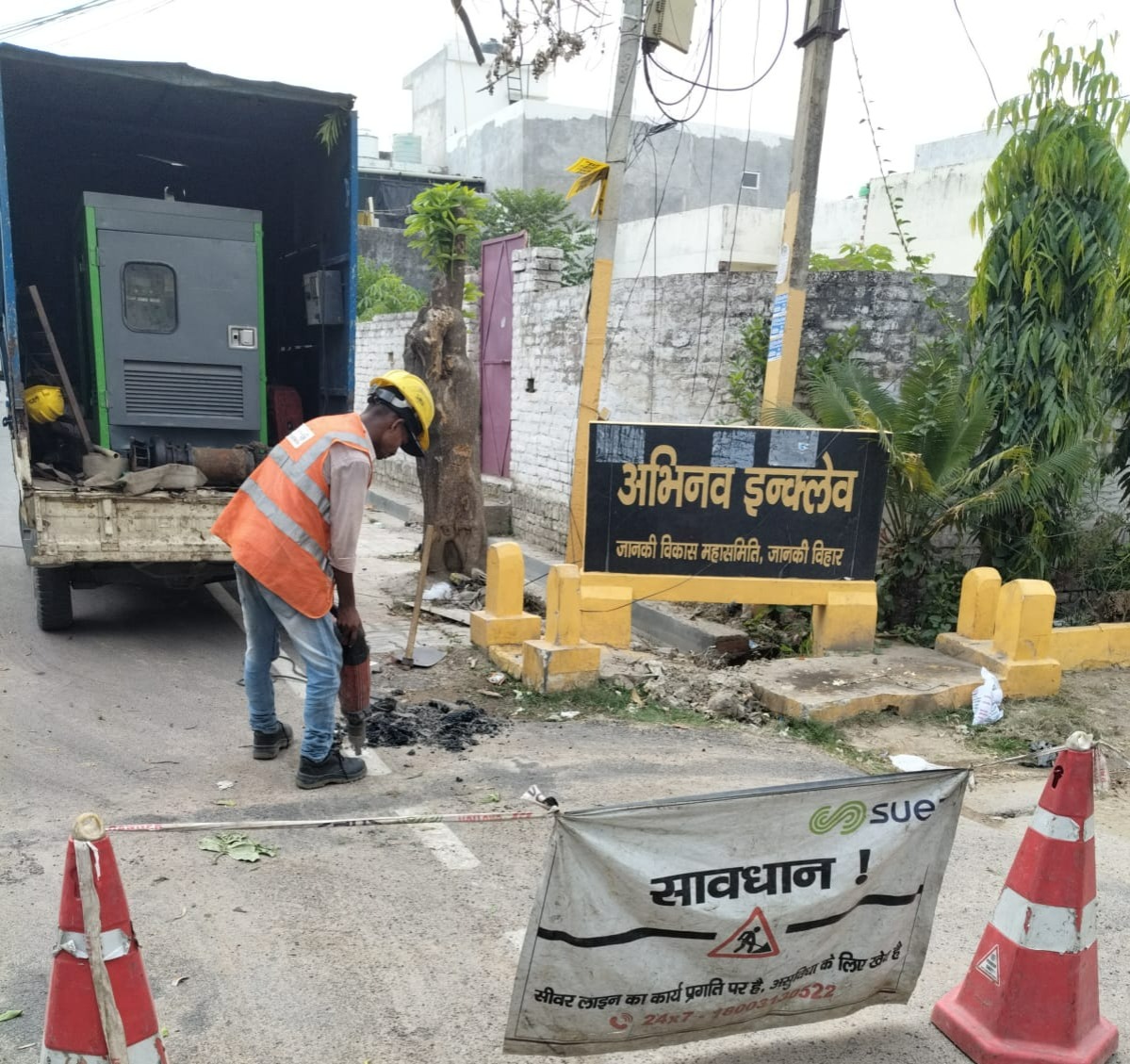 सड़क निर्माण में दबे 20 सीवर मैनहोल, जानकीविहार में बैकफ्लो से लोग परेशान