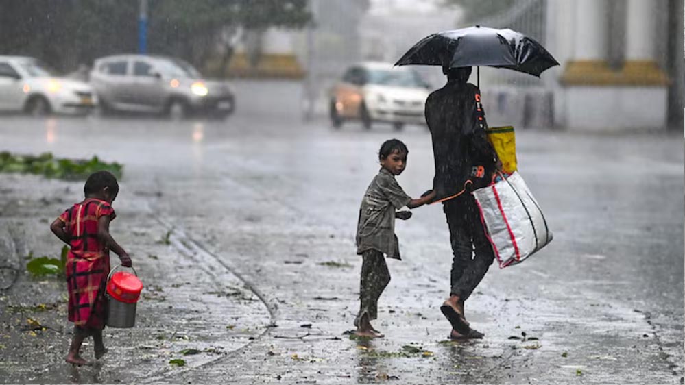 आज का मौसम: मॉनसून की रफ्तार तेज, देश के कई हिस्सों में भारी बारिश की चेतावनी