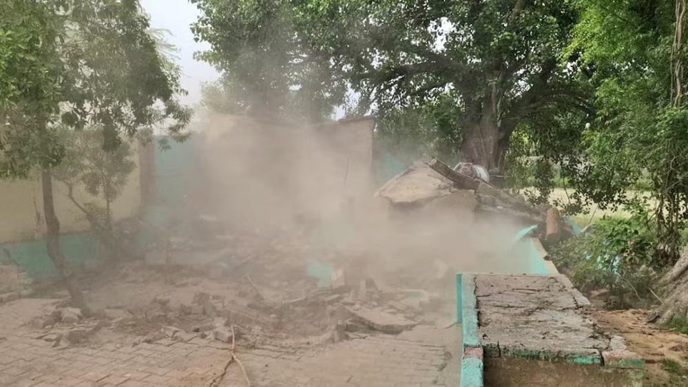 अवैध कब्जों पर प्रशासन की सख्ती, मंदिर परिसर के निकट मजार पर चला बुलडोजर