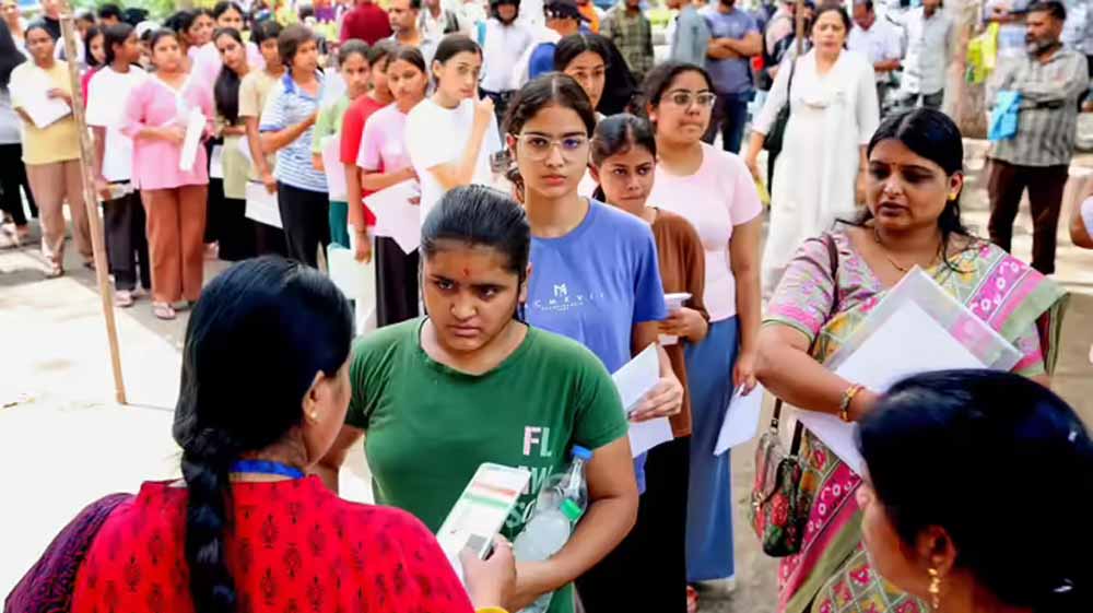 साल में 2-3 बार हो NEET परीक्षा? छात्रों के दबाव कम करने की उठी मांग