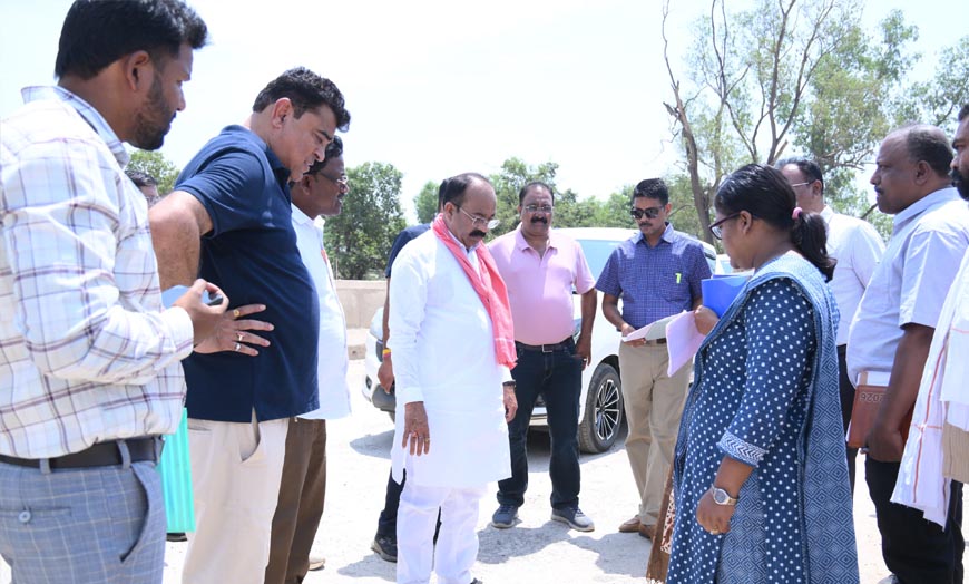साव ने दिए निर्देश : निर्माणाधीन सड़कों और पुलों की वजह से बरसात में लोगों को आवाजाही में न हो परेश
