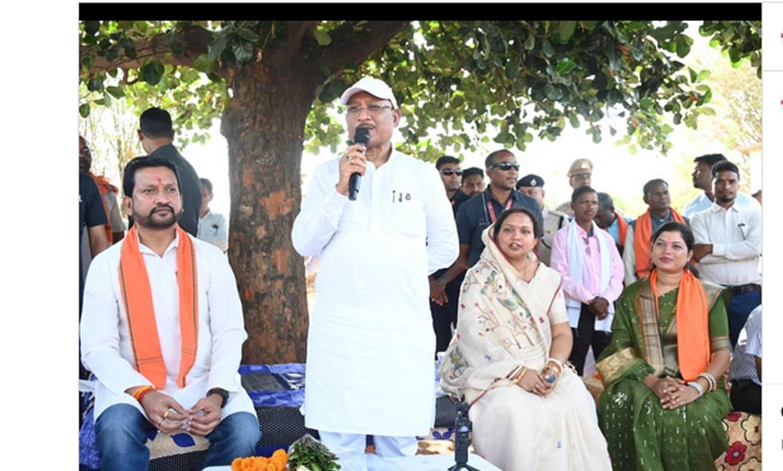 आम की छांव में सजी मुख्यमंत्री की चौपाल, खाट पर बैठकर सुनीं ग्रामीणों की समस्याएं; मौके पर दिए समाध