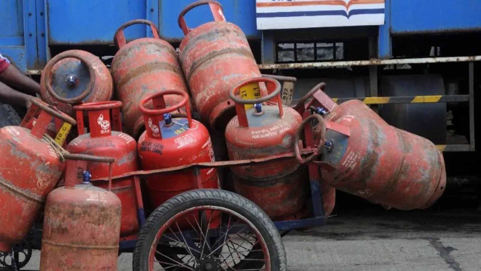 गैस सिलेंडर में गड़बड़ी का खुलासा, संदिग्ध उपभोक्ताओं की सूची तैयार