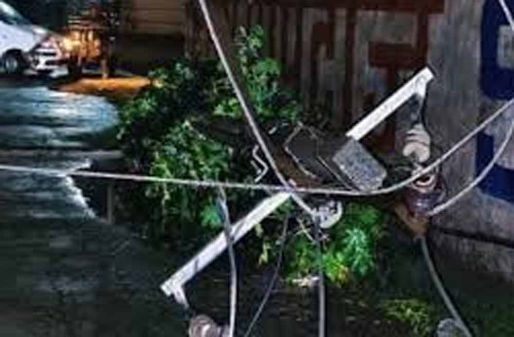 100 किमी/घंटा की हवाओं ने मचाई तबाही, बरेली में बिजली-पानी सप्लाई ठप