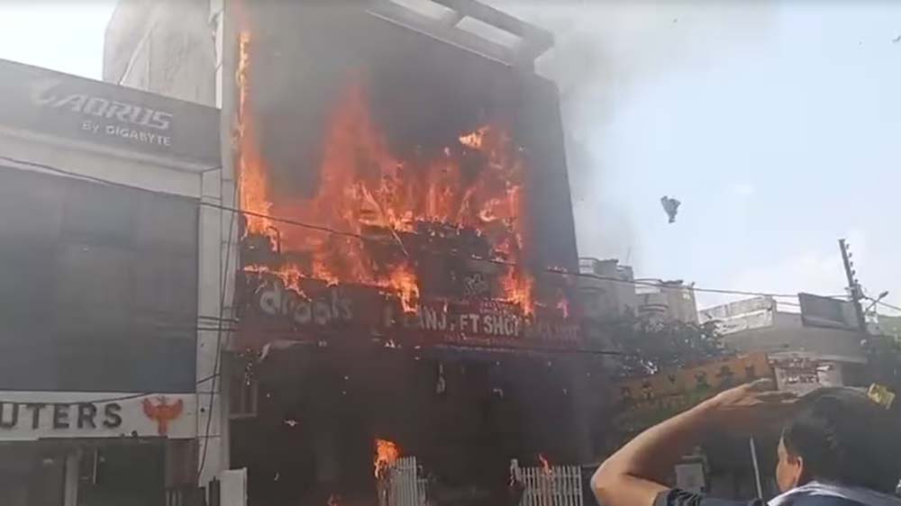 अलीगंज के पुरनिया इलाके में आग से हड़कंप, कई लोगों के फंसे होने की आशंका