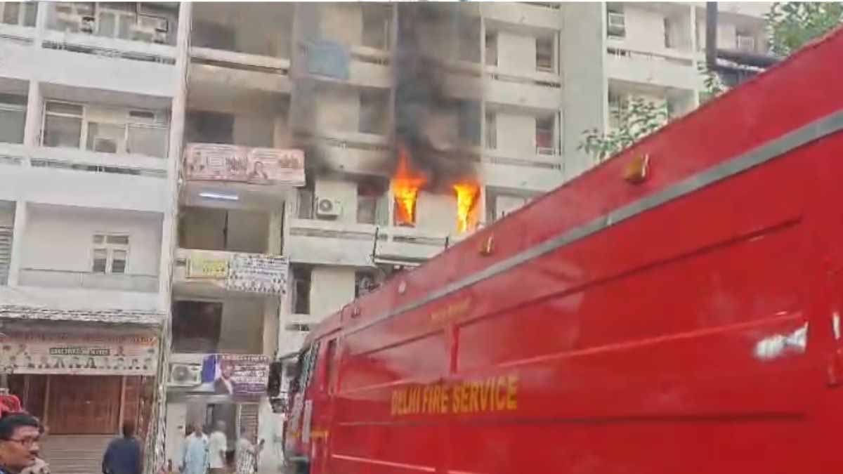 दिल्ली में हर घर में स्मोक डिटेक्टर और स्प्रिंकलर अनिवार्य करने की सिफारिश