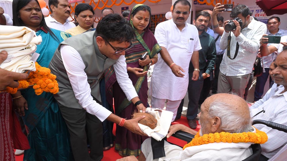 वित्त मंत्री ओ.पी. चौधरी ने किया शुभारंभ, वरिष्ठ नागरिकों के साथ खेली कैरम-लूडो