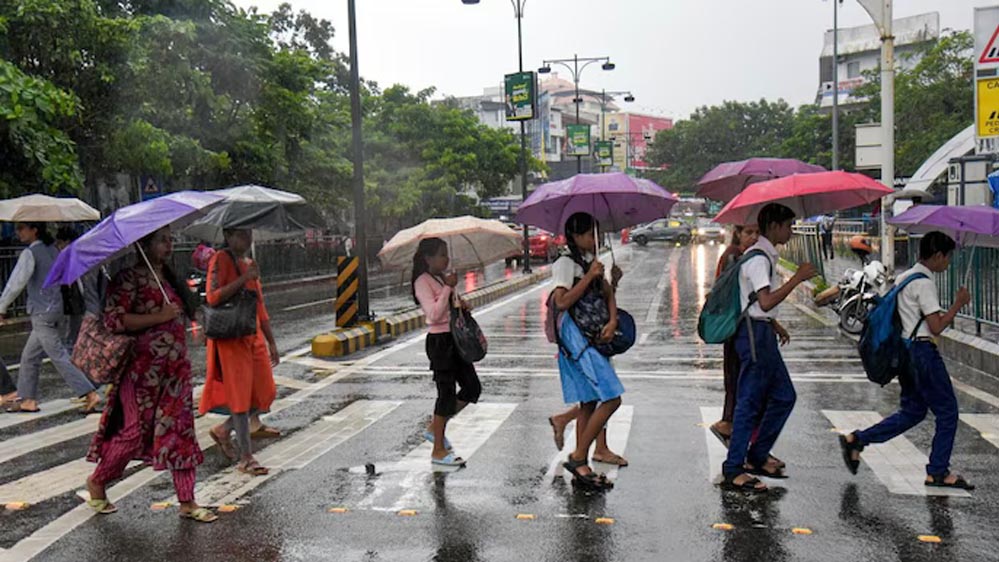 बारिश ने बढ़ाई रफ्तार, 12 राज्यों में मेहरबान हुआ मॉनसून; यूपी-बिहार में भी बदलेगा मौसम