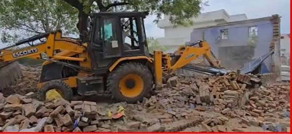 लोनी में प्रशासन का बुलडोजर ऐक्शन: 70 लाख की सरकारी जमीन से हटाया गया अतिक्रमण