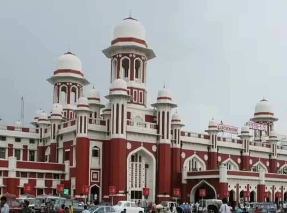 ट्रेनों से ज्यादा कैमरों की गूंज, लखनऊ स्टेशन पर बॉलीवुड और ओटीटी का बढ़ता क्रेज