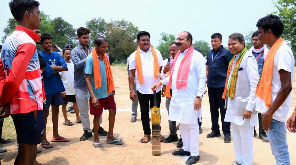 वनांचल में गूंजा क्रिकेट का रोमांच, अरुण साव ने मैदान में दिखाया बल्लेबाजी का अंदाज