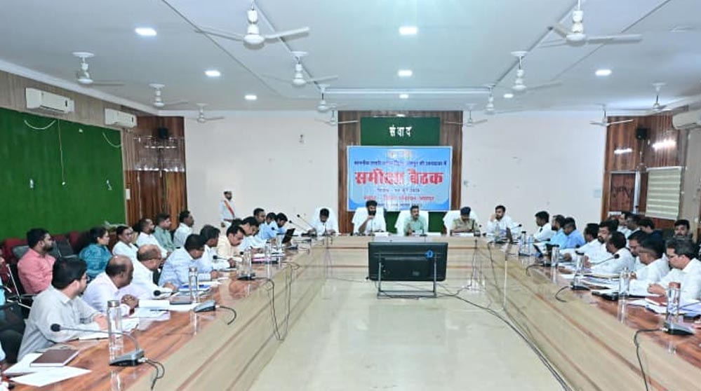 स्वास्थ्य, शिक्षा, अधोसंरचना, कृषि, आवास, पेयजल, राशन एवं सामाजिक सुरक्षा योजनाओं की प्रगति का लिया