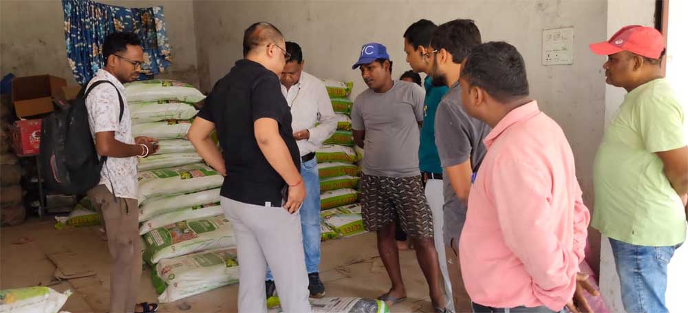 750 रुपये की खाद 1800 रुपये में बेचने वाले व्यापारी पर कार्रवाई, 74 बोरी खाद जब्त