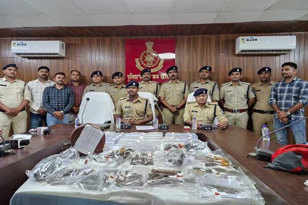 विगत 15 दिनों में कुल 87 अवैध हथियार, 23 धारदार हथियार, कारतूस एवं हथियार निर्माण उपकरण जब्‍त