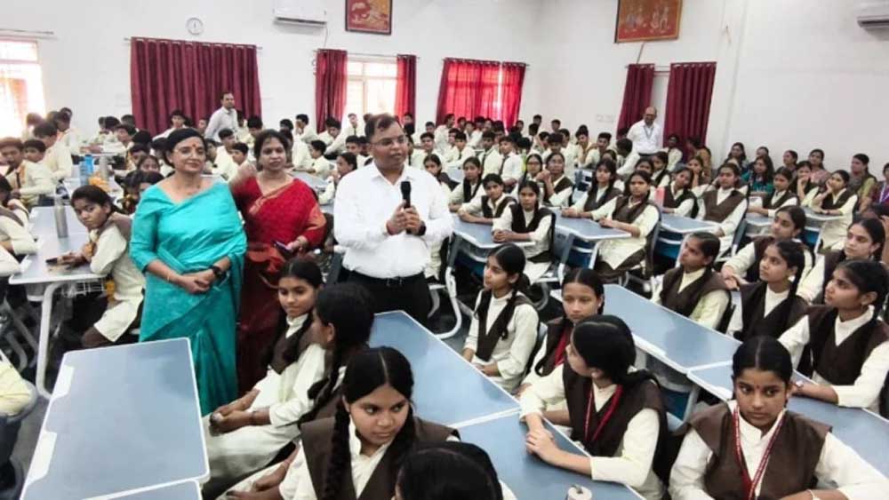जनसुनवाई में छात्रा ने रखी परिवार की पीड़ा, पुनर्वास और मुआवजे को लेकर उठाए सवाल