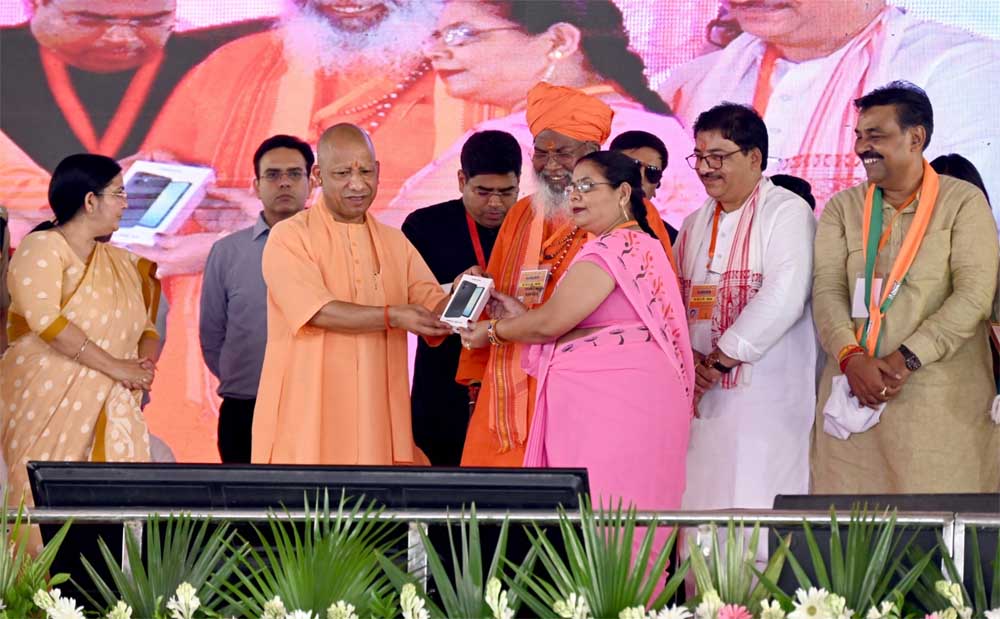 सीएम ने अनेक लाभार्थियों को दिया स्वीकृति पत्र, चेक, चाबी, नियुक्ति पत्र