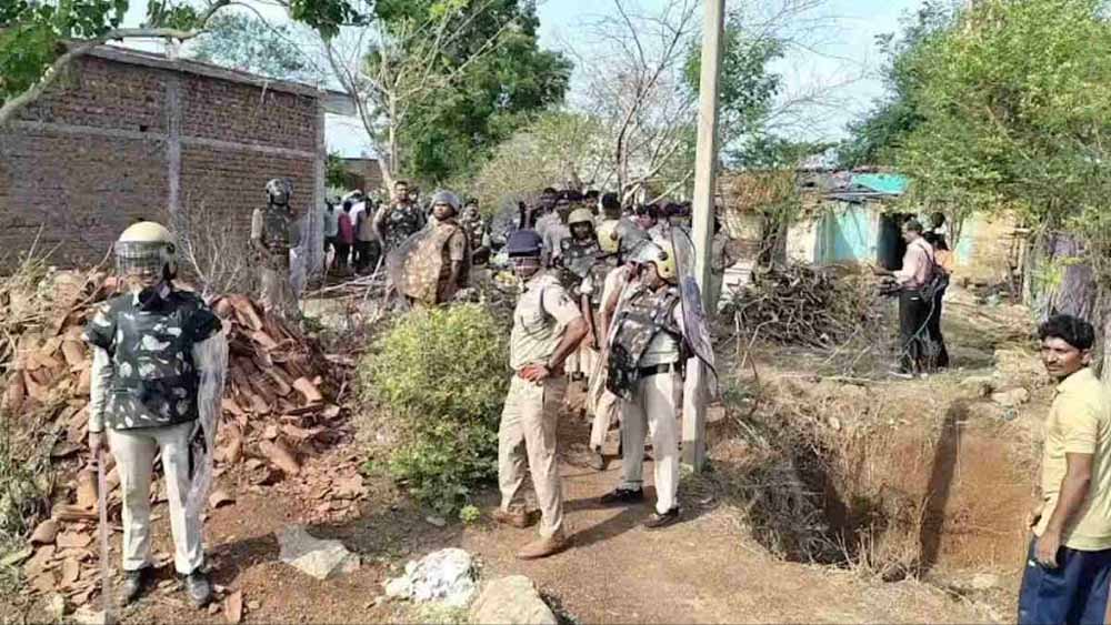 रायपुर में बेदखली अभियान पर बवाल, पुलिस की मौजूदगी में कार्रवाई, ग्रामीणों का विरोध