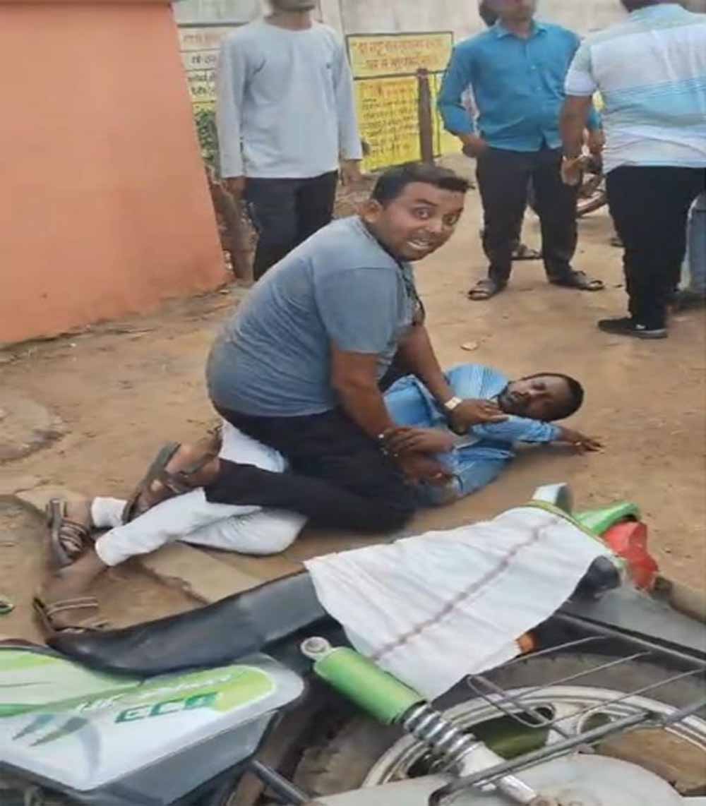 आमसभा के दौरान उपसरपंच की पिटाई, सरपंच के बेटे सहित कई लोगों पर लगे गंभीर आरोप