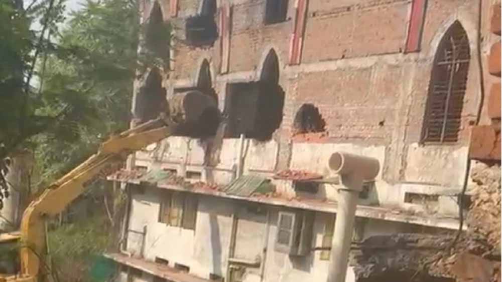 सेंट पॉल स्कूल परिसर पर प्रशासन की कार्रवाई, सामुदायिक भवन के नाम पर बन रहे चर्च पर चला बुलडोजर