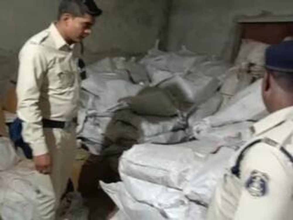 गोदाम में डिटर्जेंट नहीं, बन रहा था गुटखा! छापेमारी के बाद फरार किराएदार की तलाश