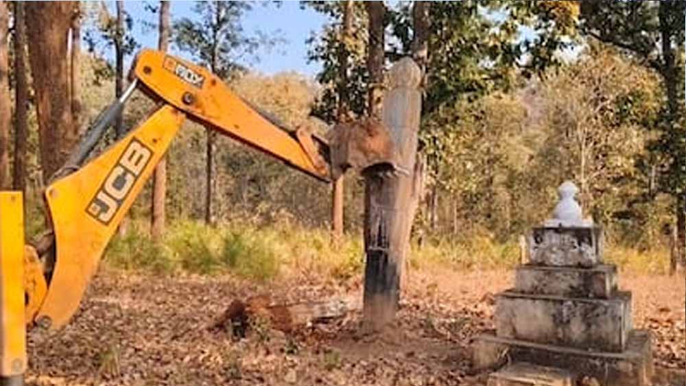 नक्सल प्रभाव वाले इलाके में बड़ा अभियान, नारायणपुर में बुलडोजर से हटाए गए नक्सली स्मारक