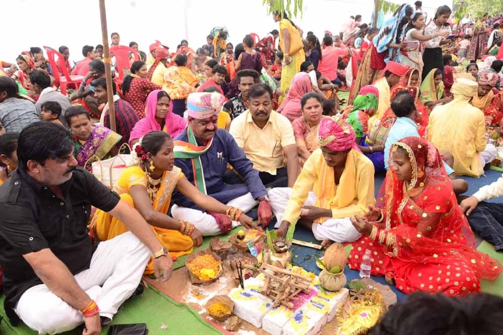 सामूहिक विवाह से सामाजिक बदलाव की मिसाल बना जगदलपुर, 17 जोड़े परिणय सूत्र में बंधे