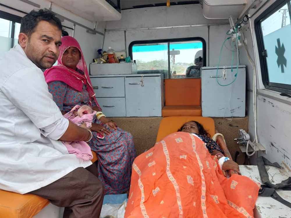 संजीवनी एम्बुलेंस बनी प्रसूति कक्ष, चलते वाहन में हुआ शिशु का जन्म
