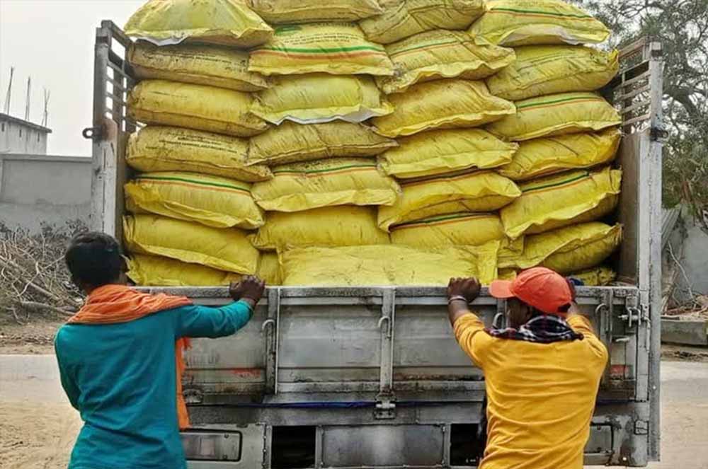 पुलिस की बड़ी कार्रवाई, अवैध खाद से लदा मिनी ट्रक पकड़ा; लाखों का माल बरामद