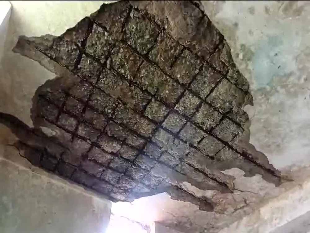 कोंडागांव: ट्रेनिंग के दौरान हादसा, पंचायत भवन की छत का पलस्तर गिरने से 2 युवतियां जख्मी