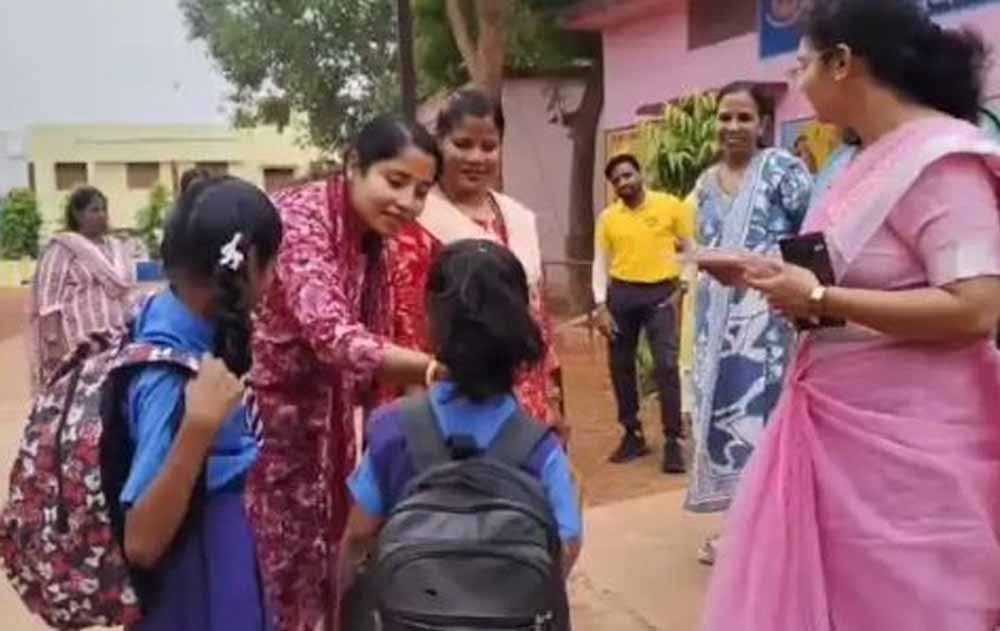छत्तीसगढ़ के स्कूलों में लौटी रौनक, नए सत्र में छात्रों का हुआ पारंपरिक अभिनंदन