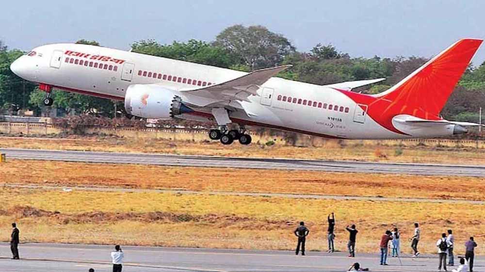 दिल्ली से रायपुर आ रही एअर इंडिया फ्लाइट बर्ड हिट का शिकार, एयरपोर्ट पर हड़कंप