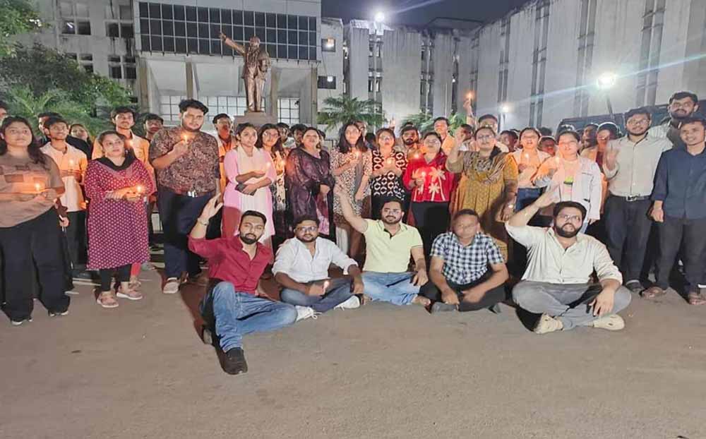 स्टाइपेंड बढ़ाने की मांग को लेकर सड़क पर उतरे डॉक्टर, रायपुर में निकाला कैंडल मार्च