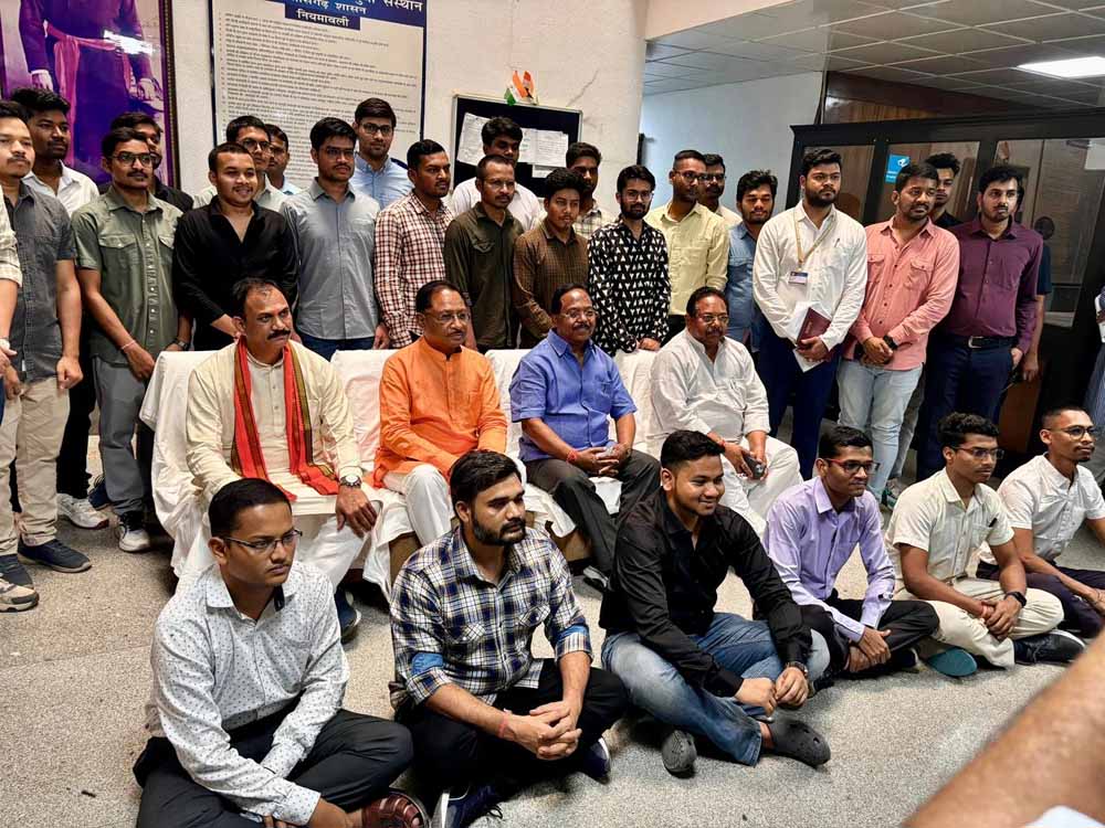 UPSC में सफल आदिवासी विद्यार्थियों से मिले CM साय, ट्राइबल यूथ हॉस्टल के छात्रों को दी बधाई