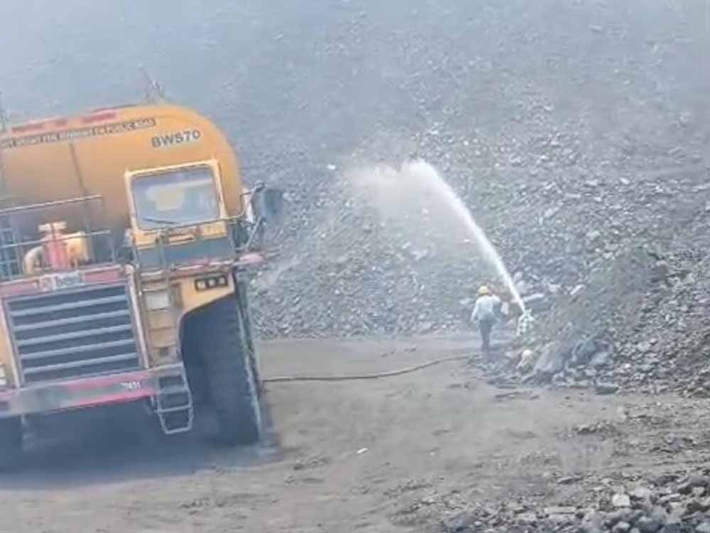 कोयला भंडार में लगी आग ने बढ़ाई चिंता, SECL की टीम दूसरे दिन भी करती रही मशक्कत