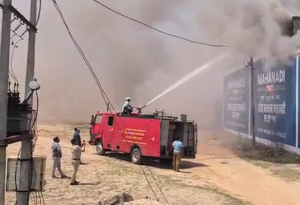 Chhattisgarh News: पटाखा गोदाम में लगी आग ने मचाई अफरा-तफरी, धमाकों से सहमे लोग