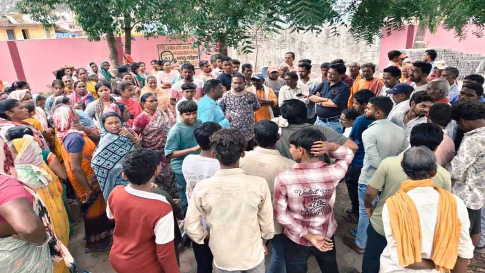 अवैध मकानों को खाली करने के नोटिस पर धमतरी में बवाल, ग्रामीणों ने राजस्व अमले का किया घेराव