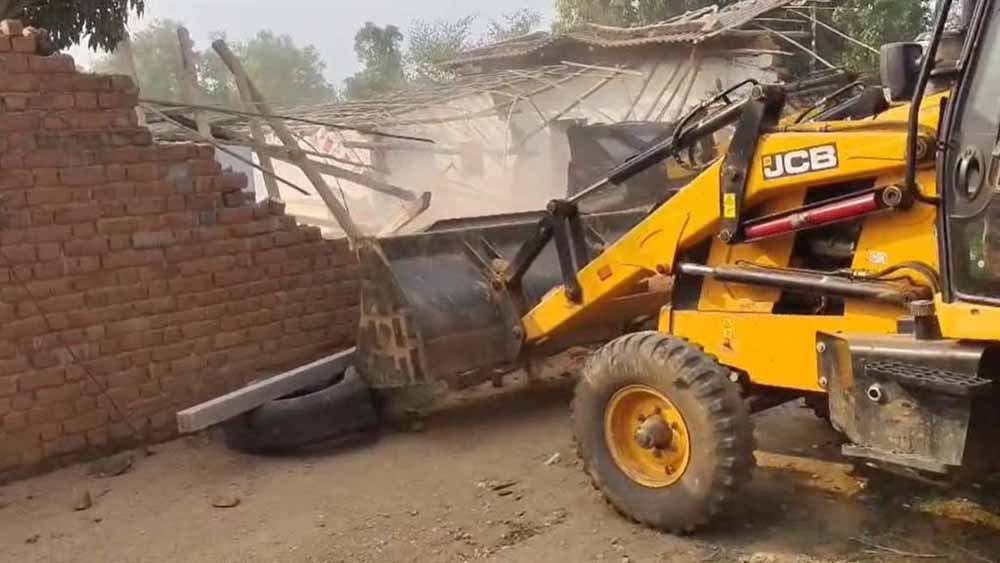 अतिक्रमणकारियों पर सख्त एक्शन, वन क्षेत्र में बने 34 अवैध मकान किए गए ध्वस्त