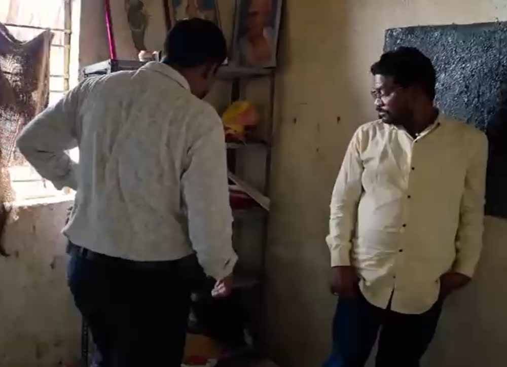 सरकारी स्कूल में जाम छलकाते मिला शिक्षक, कवर्धा में वीडियो वायरल; DEO बोले- होगी जांच