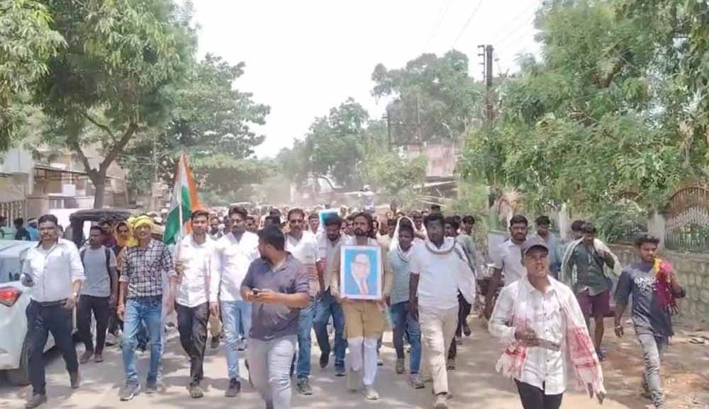 52 गांवों की समस्याओं को लेकर आदिवासियों और कांग्रेस का प्रदर्शन, कलेक्ट्रेट पहुंचे सैकड़ों लोग
