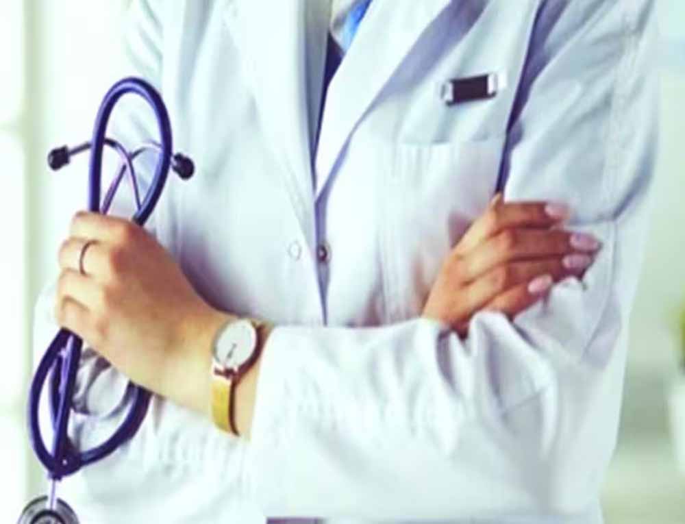 परदेसी डॉक्टरों की प्रैक्टिस पर छिड़ी सियासत, स्वास्थ्य मंत्री बोले- सिर्फ बयान नहीं, छत्तीसगढ़ की 