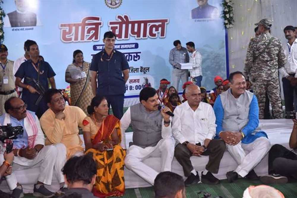 मुख्यमंत्री डॉ. यादव की आत्मीयता से रात्रि चौपाल में ग्रामीण हुए अभिभूत