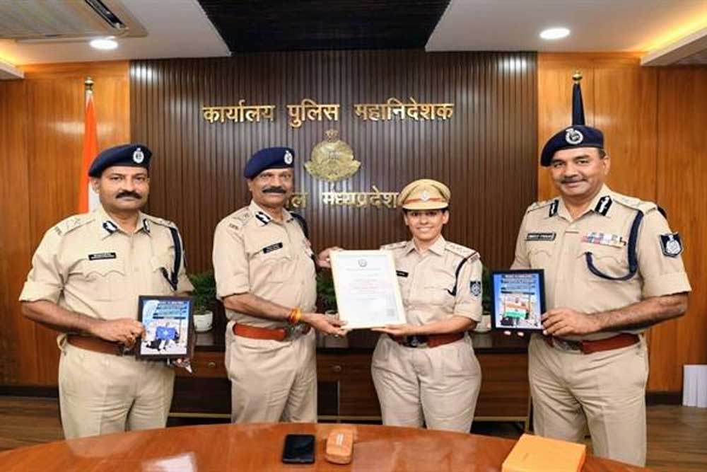 अफ्रीका की सर्वोच्च चोटी पर फहराया तिरंगा, मध्यप्रदेश पुलिस का बढ़ाया गौरव