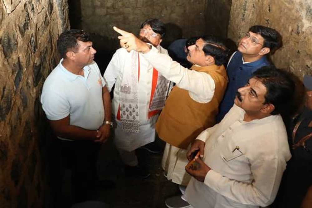 मुख्यमंत्री ने प्राचीन  वीरगढ़ी हनुमान मंदिर परिसर की बावड़ी का किया अवलोकन