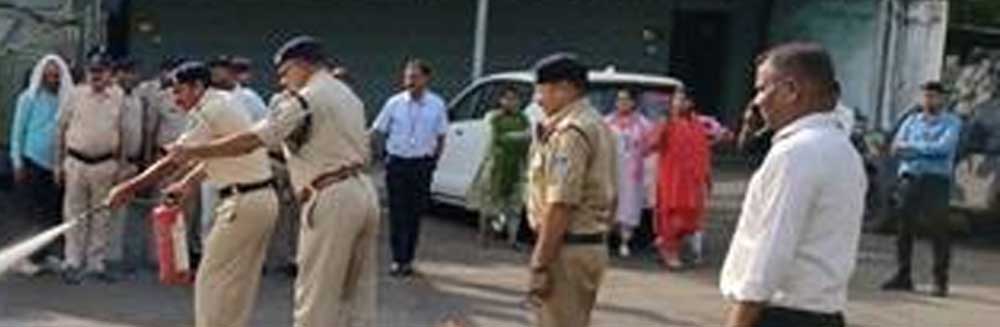 स्वयं को सुरक्षित रखते हुए आग पर काबू पाने की ली ट्रेनिंग