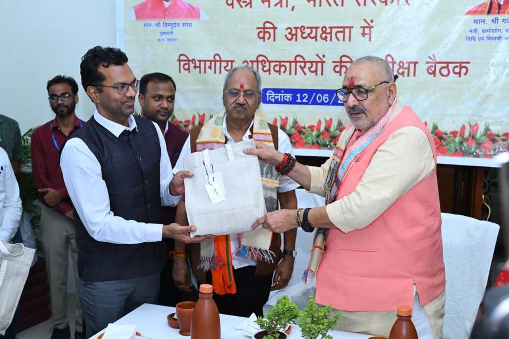 बुनकरों और शिल्पियों की आय बढ़ाने के लिए डिजाइन प्रशिक्षण एवं नवाचार पर जोर